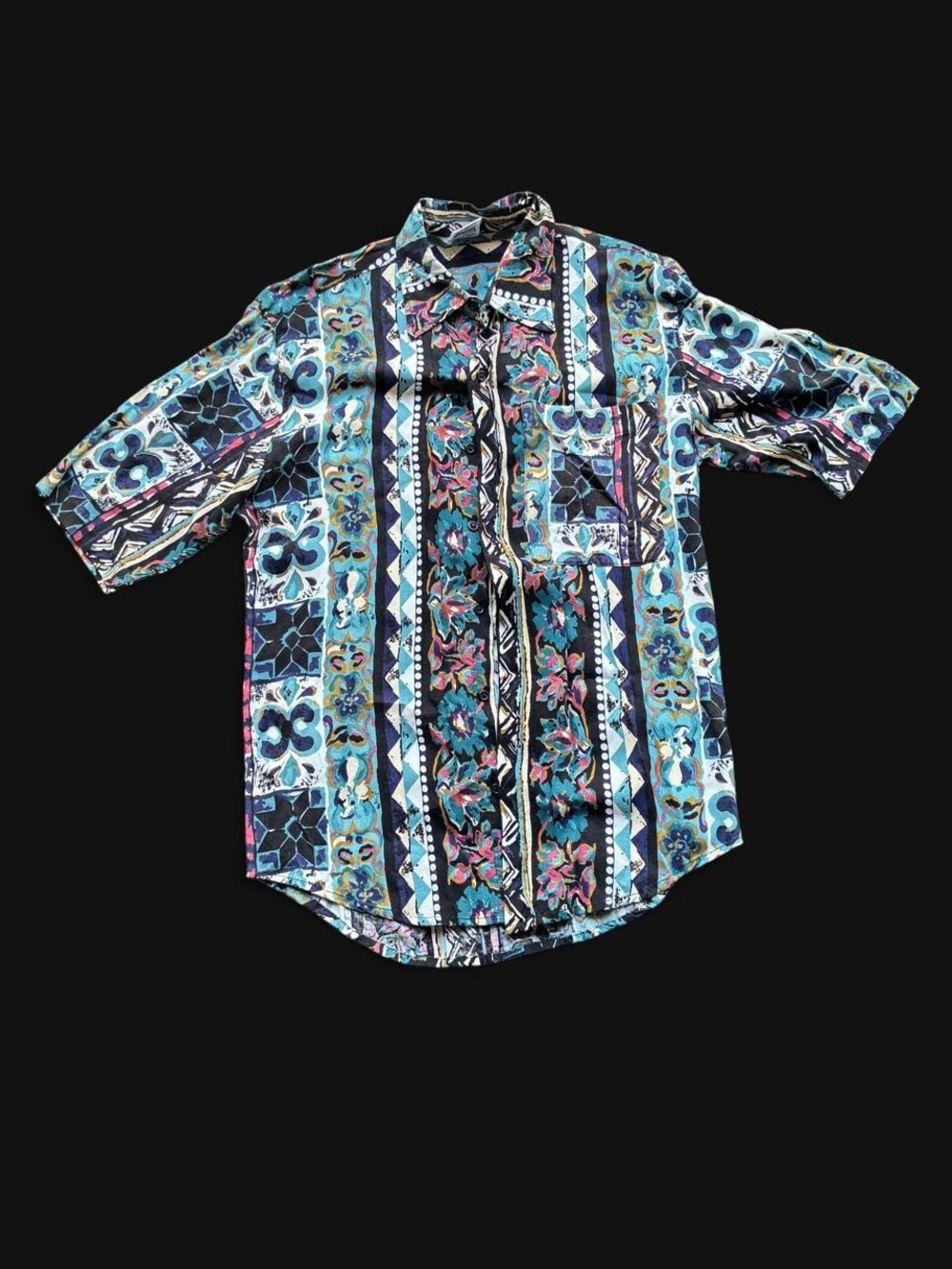 ✨ Vintage 90s
multicolored floral and geometric print button up shirt in a L✨